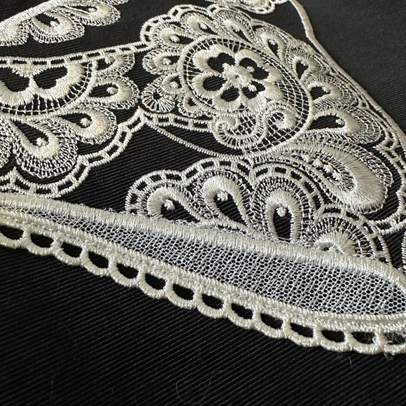 Black dress with white detailed embroidery - Picture 3 of 11
